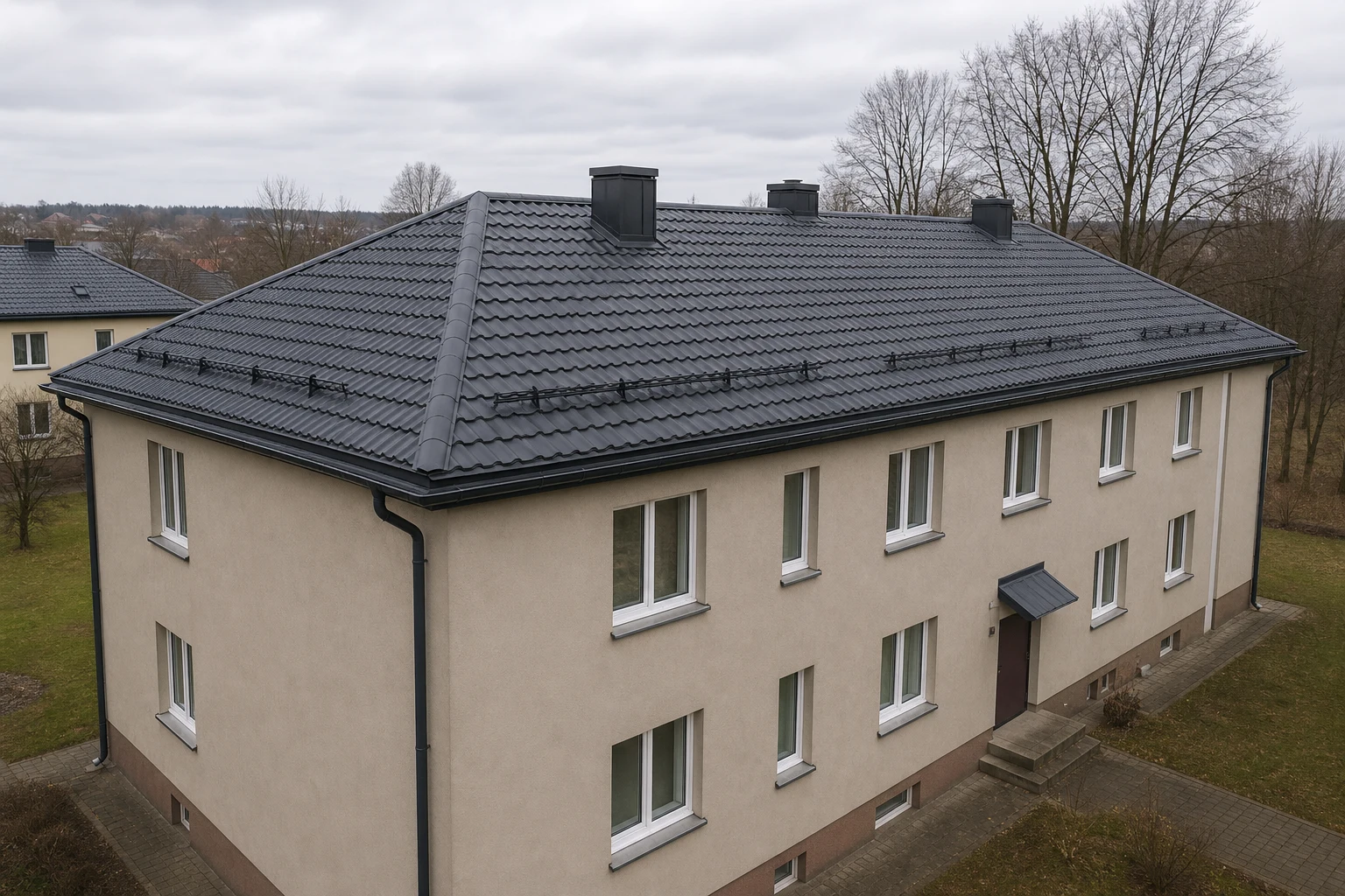 Atnaujintas daugiabučio metalinis stogas